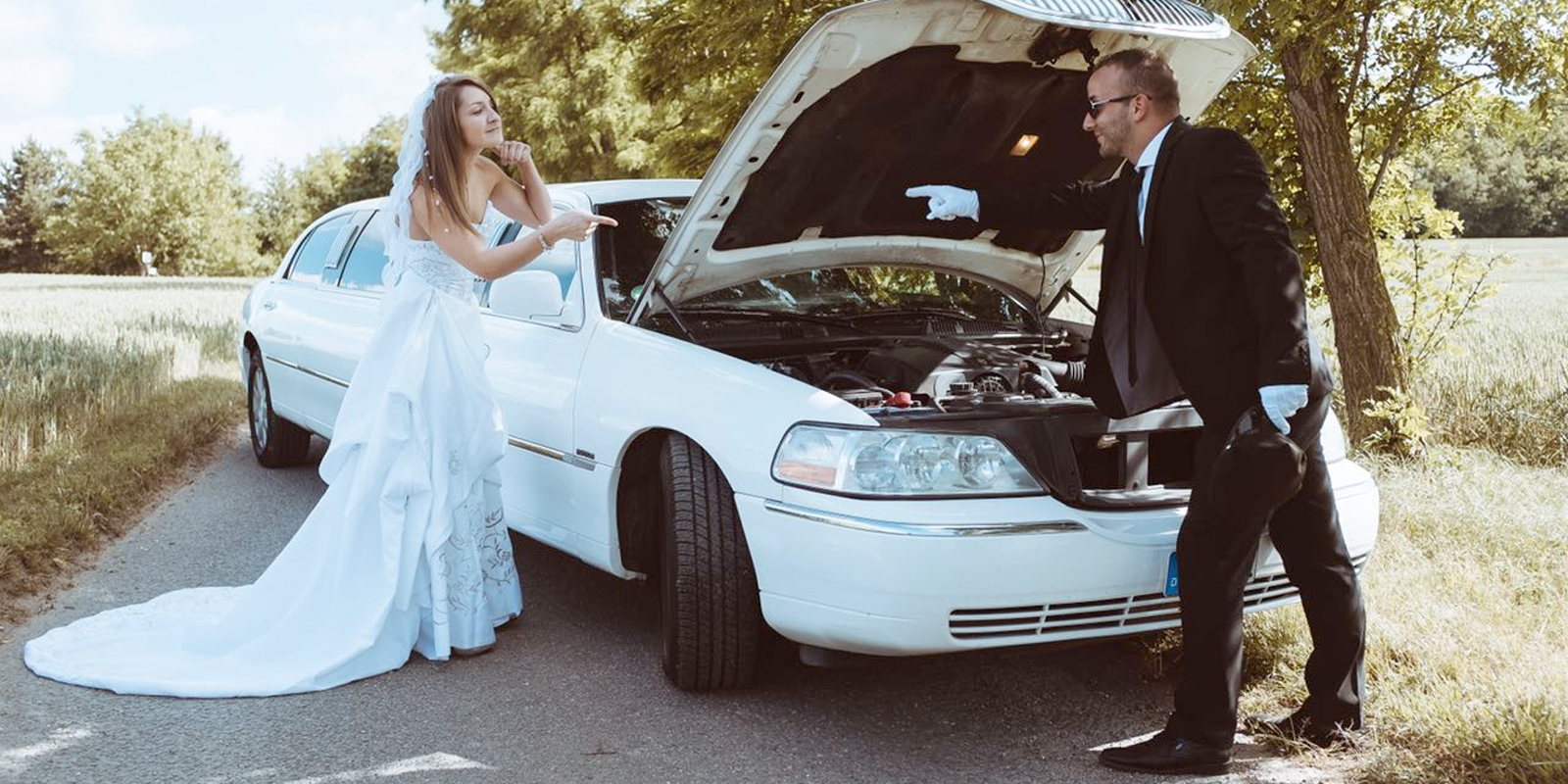 Braut und Chauffeur posieren vor weisser Limousine von OK-Limo mit offener Motorhaube