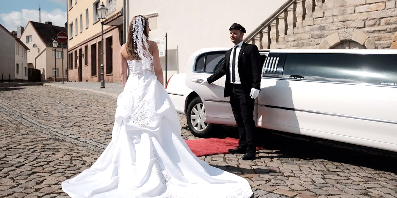 Braut vor weisser gemieteter Stretchlimousine von Ok Limo Magdeburg